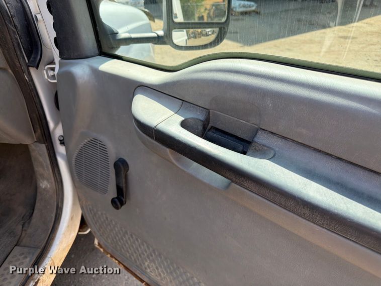 image for item FK3377 2005 Ford F350 Super Duty Crew Cab flatbed pickup truck