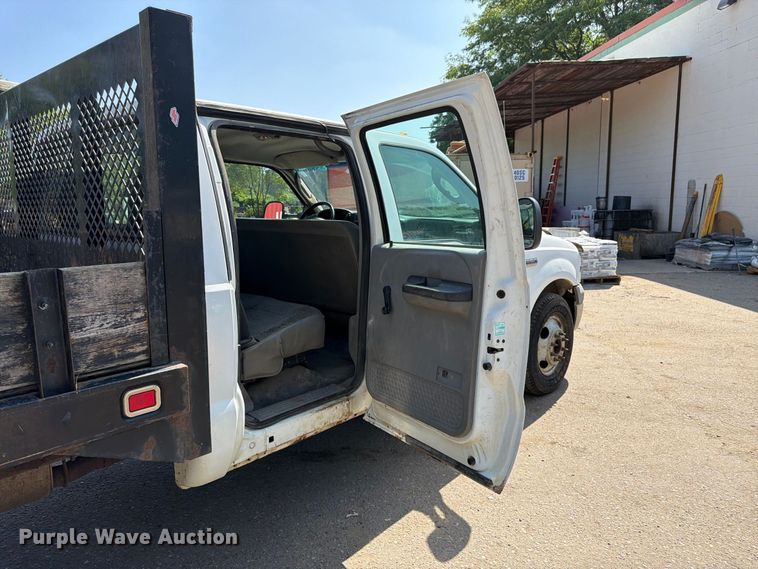 image for item FK3377 2005 Ford F350 Super Duty Crew Cab flatbed pickup truck