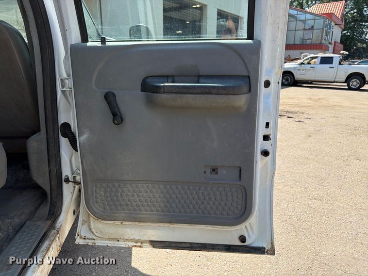 image for item FK3377 2005 Ford F350 Super Duty Crew Cab flatbed pickup truck