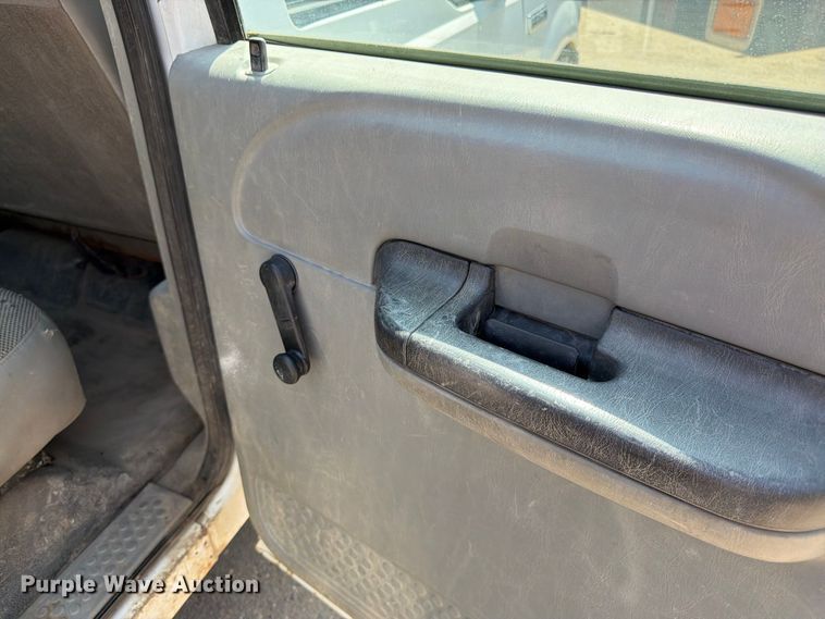 image for item FK3377 2005 Ford F350 Super Duty Crew Cab flatbed pickup truck