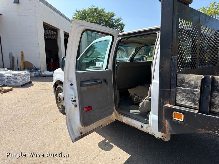 image for item FK3377 2005 Ford F350 Super Duty Crew Cab flatbed pickup truck