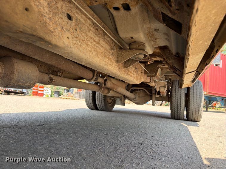 image for item FK3377 2005 Ford F350 Super Duty Crew Cab flatbed pickup truck