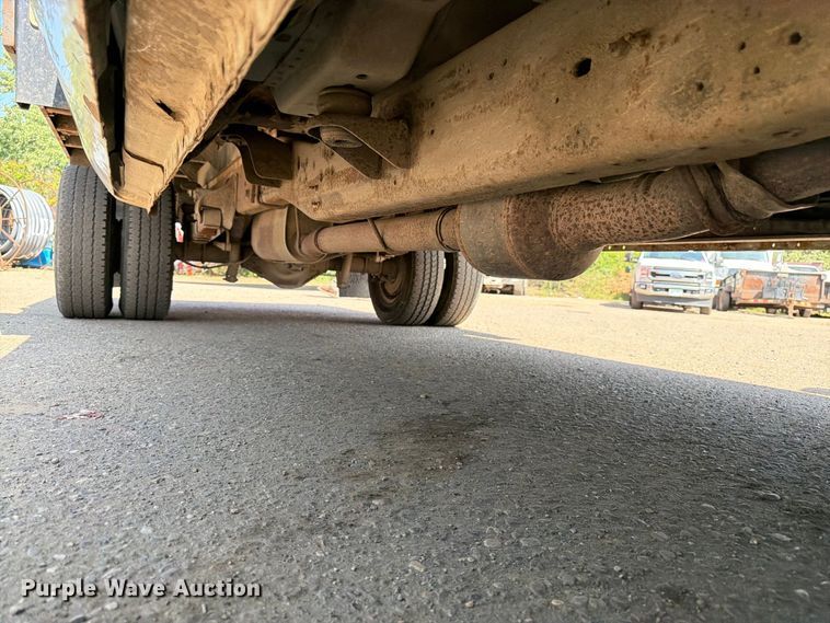 image for item FK3377 2005 Ford F350 Super Duty Crew Cab flatbed pickup truck