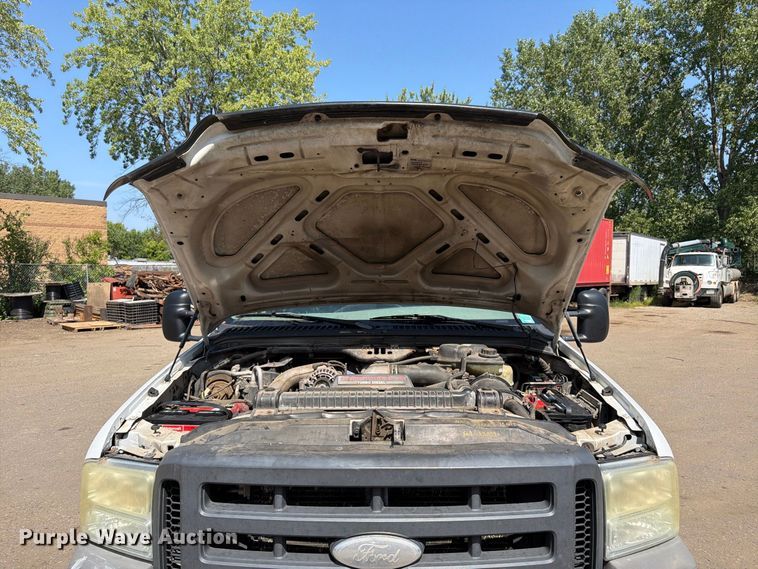 image for item FK3377 2005 Ford F350 Super Duty Crew Cab flatbed pickup truck