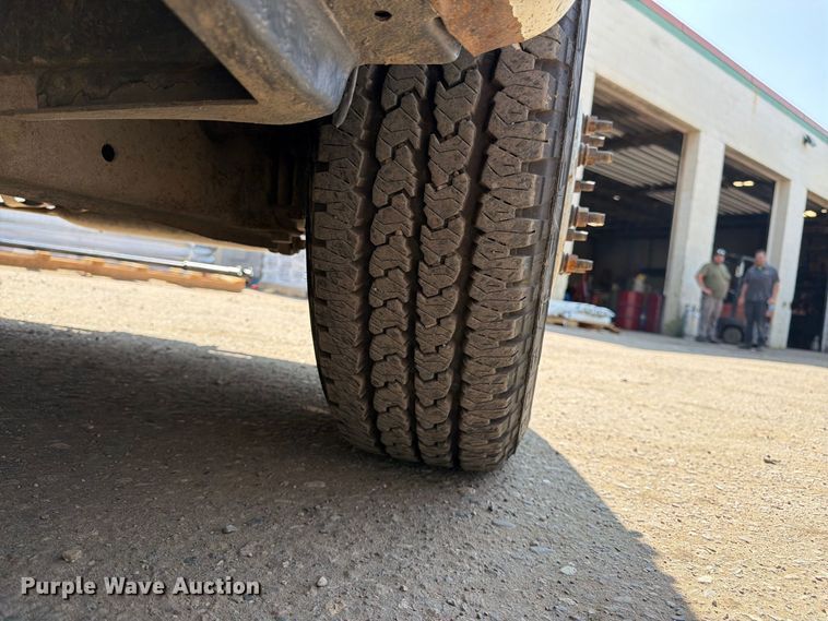 image for item FK3377 2005 Ford F350 Super Duty Crew Cab flatbed pickup truck