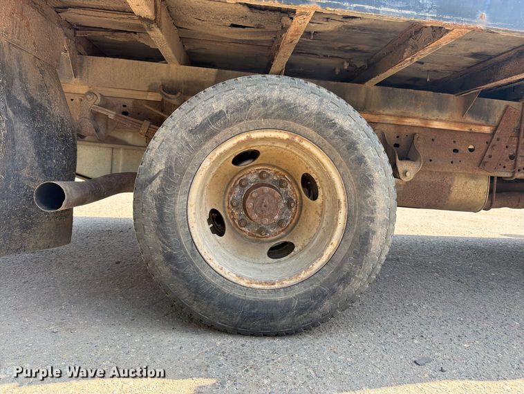 image for item FK3377 2005 Ford F350 Super Duty Crew Cab flatbed pickup truck