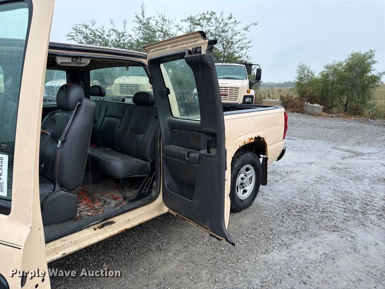 image for item FK3458 2004 Chevrolet Silverado Ext. Cab pickup truck
