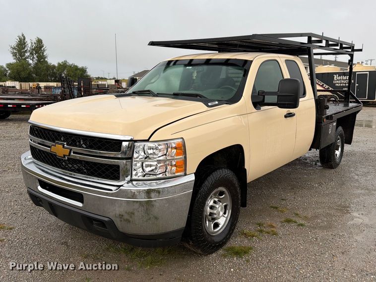 2008 Chevrolet Silverado 2500HD Ext. Cab flatbed pickup truck