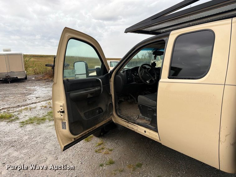 image for item FK3460 2008 Chevrolet Silverado 2500HD Ext. Cab flatbed pickup truck