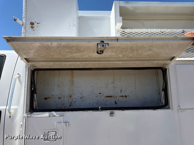 image for item FK3711 2002 Ford F750 Super Duty utility / service truck