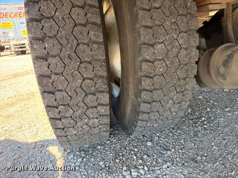 image for item FK3711 2002 Ford F750 Super Duty utility / service truck