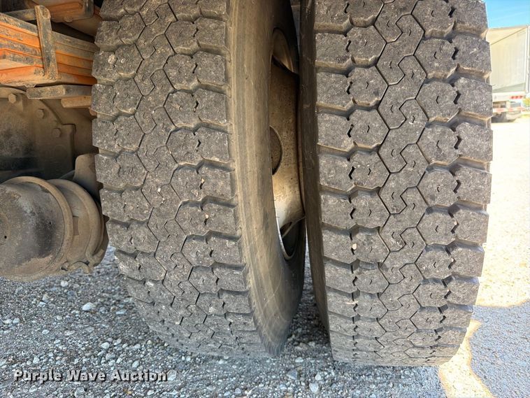 image for item FK3711 2002 Ford F750 Super Duty utility / service truck