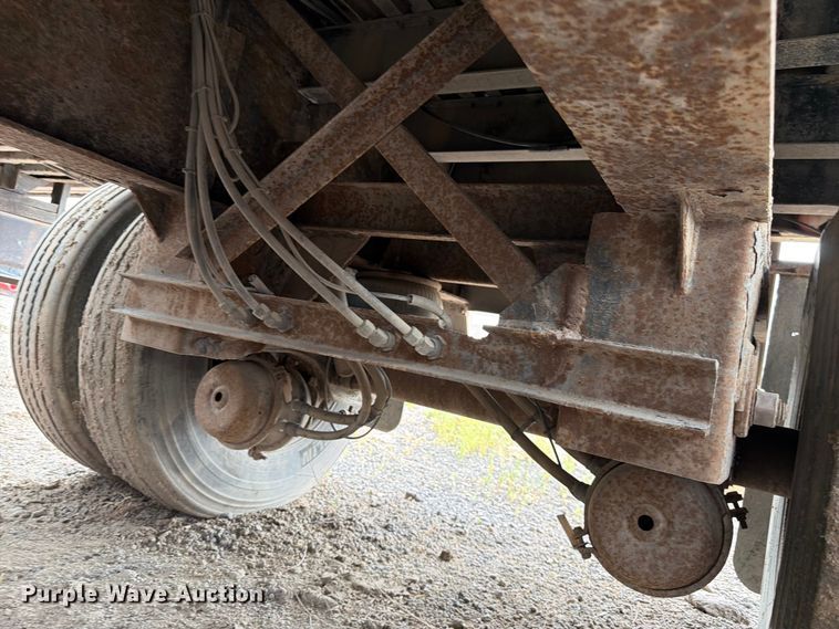 image for item FK4588 1998 Reinke flatbed trailer