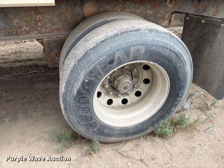 image for item FK4588 1998 Reinke flatbed trailer