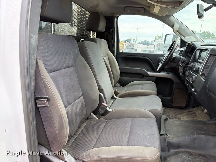 image for item FK5069 2015 Chevrolet Silverado 3500HD flatbed pickup truck