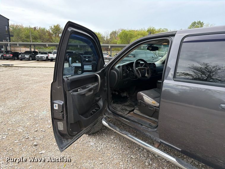image for item FN2594 2011 Chevrolet Silverado 2500HD Crew Cab pickup truck