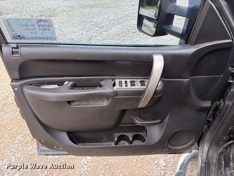 image for item FN2594 2011 Chevrolet Silverado 2500HD Crew Cab pickup truck