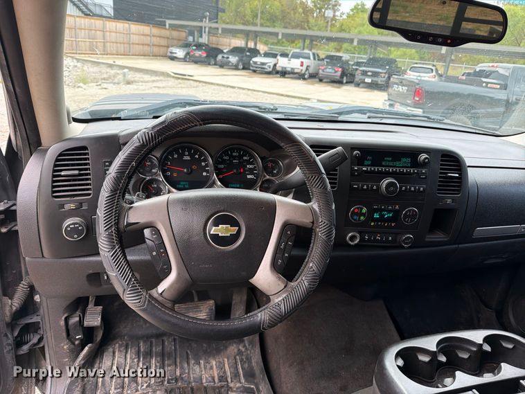 image for item FN2594 2011 Chevrolet Silverado 2500HD Crew Cab pickup truck