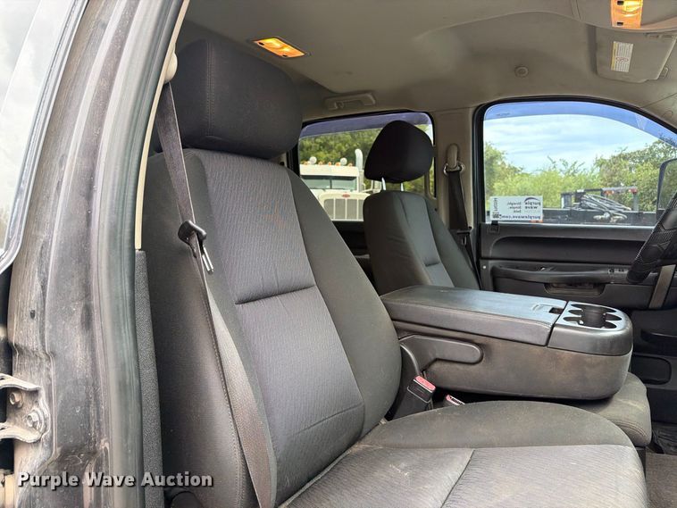 image for item FN2594 2011 Chevrolet Silverado 2500HD Crew Cab pickup truck