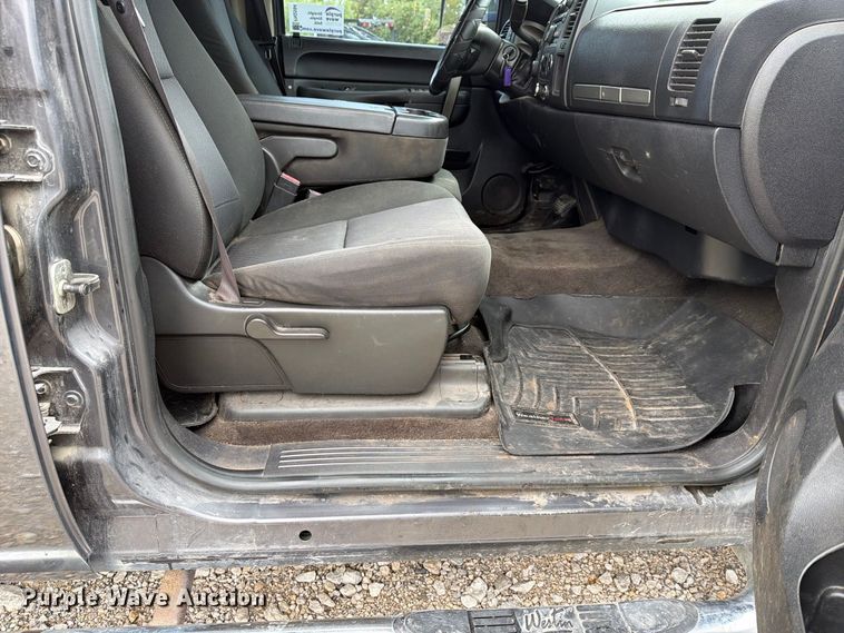 image for item FN2594 2011 Chevrolet Silverado 2500HD Crew Cab pickup truck