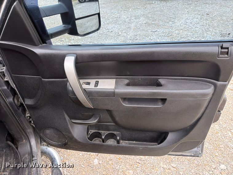 image for item FN2594 2011 Chevrolet Silverado 2500HD Crew Cab pickup truck