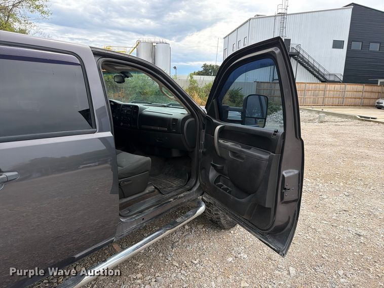 image for item FN2594 2011 Chevrolet Silverado 2500HD Crew Cab pickup truck
