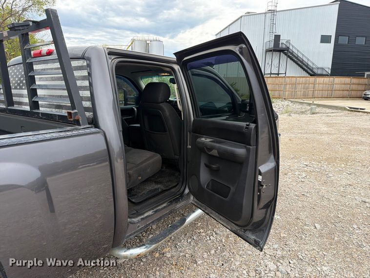 image for item FN2594 2011 Chevrolet Silverado 2500HD Crew Cab pickup truck
