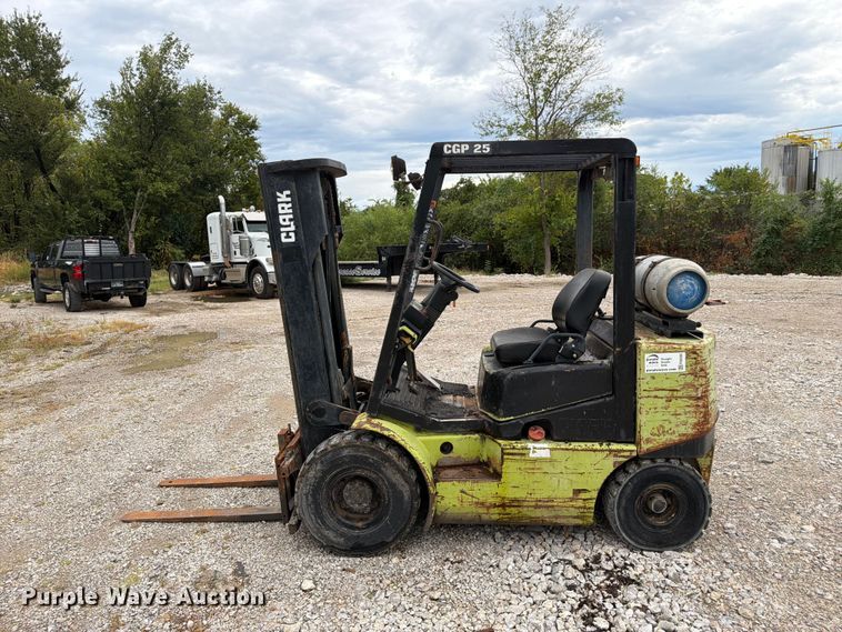 image for item FN2595 Clark CGP25 forklift