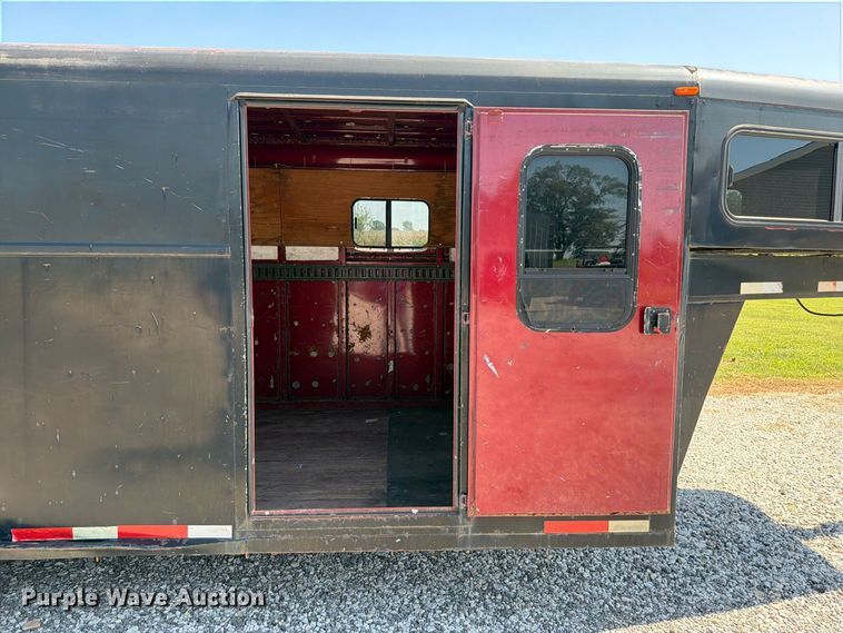 image for item FN5859 1996 Diamond D Featherlite  livestock trailer