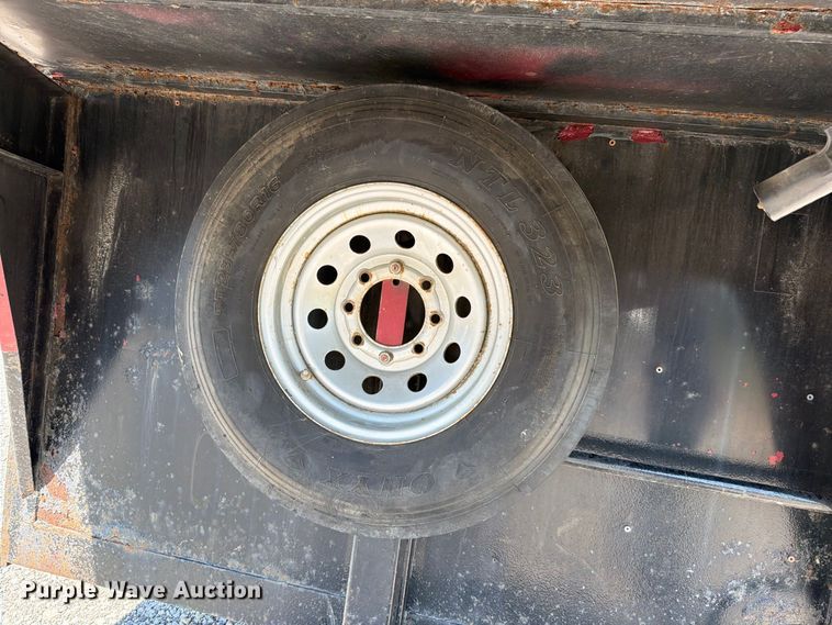 image for item FN5859 1996 Diamond D Featherlite  livestock trailer