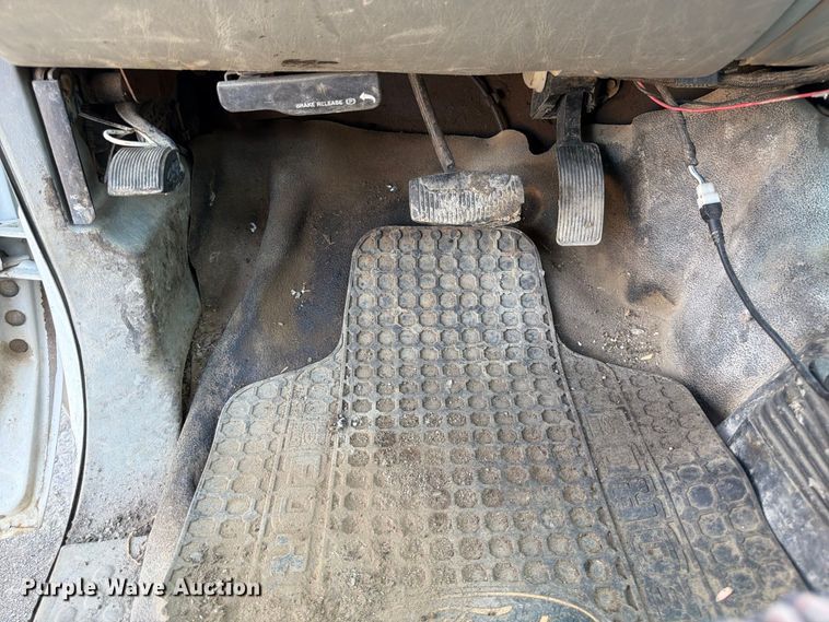 image for item FP3078 2006 Ford F350 Super Duty flatbed pickup truck