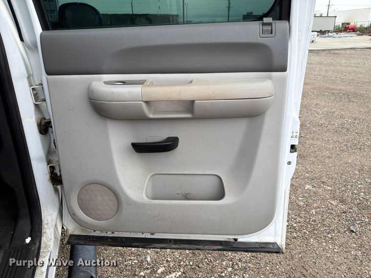 image for item FP3081 2013 Chevrolet Silverado 2500 Crew Cab pickup truck