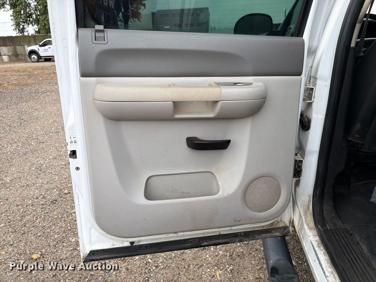 image for item FP3081 2013 Chevrolet Silverado 2500 Crew Cab pickup truck