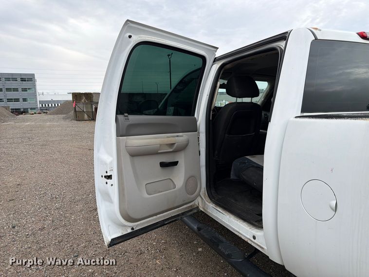 image for item FP3081 2013 Chevrolet Silverado 2500 Crew Cab pickup truck
