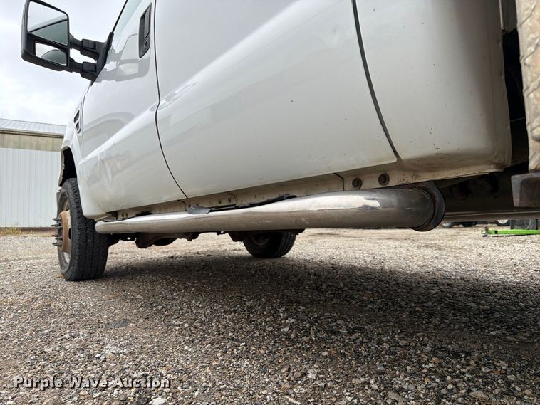 image for item FP3086 2008 Ford F350 Super Duty Crew Cab flatbed pickup truck
