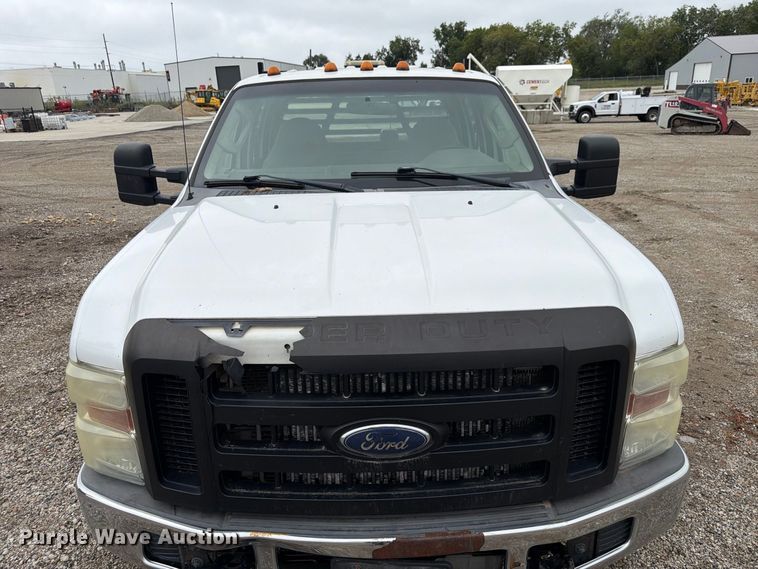 image for item FP3086 2008 Ford F350 Super Duty Crew Cab flatbed pickup truck