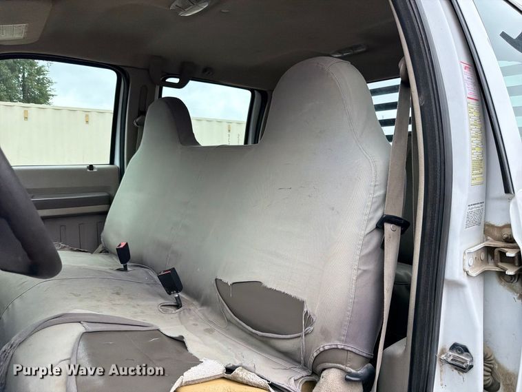 image for item FP3086 2008 Ford F350 Super Duty Crew Cab flatbed pickup truck