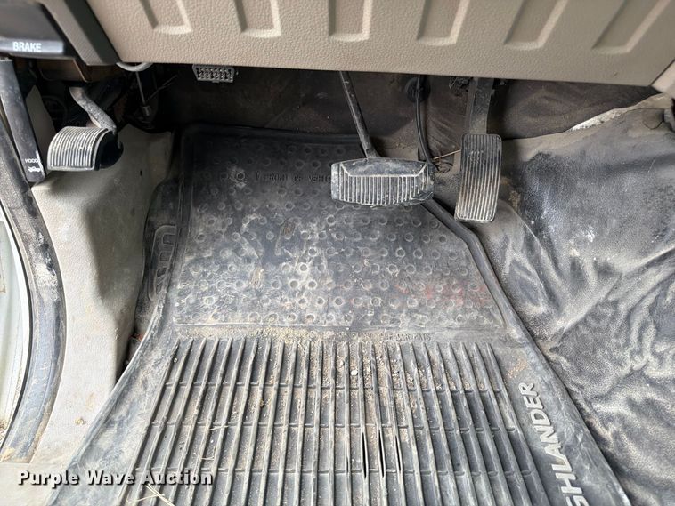 image for item FP3086 2008 Ford F350 Super Duty Crew Cab flatbed pickup truck