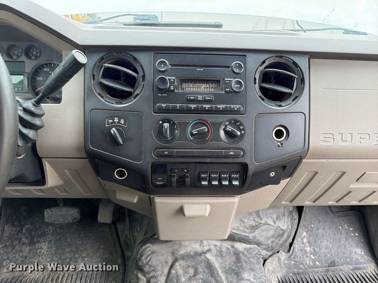 image for item FP3086 2008 Ford F350 Super Duty Crew Cab flatbed pickup truck