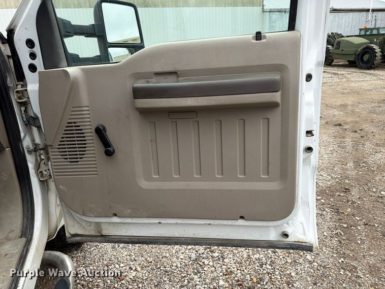 image for item FP3086 2008 Ford F350 Super Duty Crew Cab flatbed pickup truck