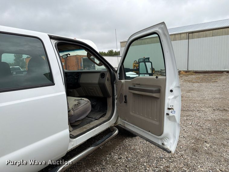 image for item FP3086 2008 Ford F350 Super Duty Crew Cab flatbed pickup truck