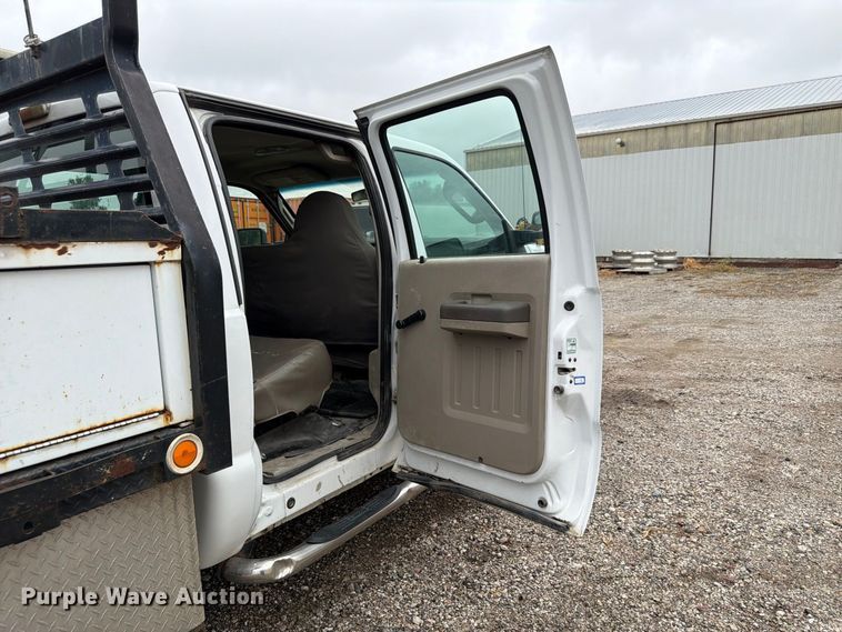 image for item FP3086 2008 Ford F350 Super Duty Crew Cab flatbed pickup truck