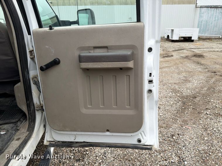 image for item FP3086 2008 Ford F350 Super Duty Crew Cab flatbed pickup truck