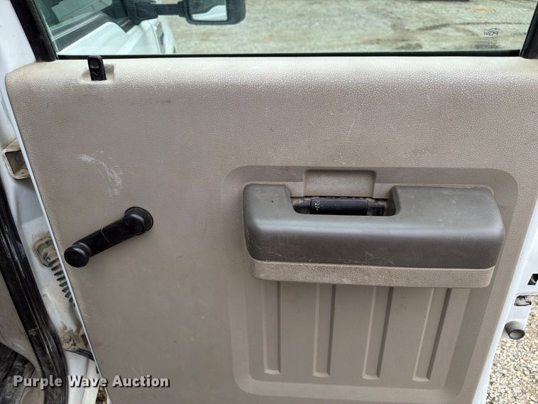 image for item FP3086 2008 Ford F350 Super Duty Crew Cab flatbed pickup truck