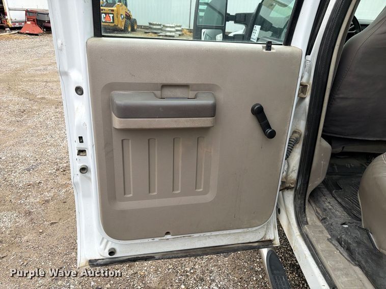 image for item FP3086 2008 Ford F350 Super Duty Crew Cab flatbed pickup truck