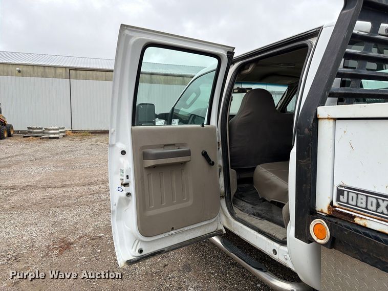 image for item FP3086 2008 Ford F350 Super Duty Crew Cab flatbed pickup truck