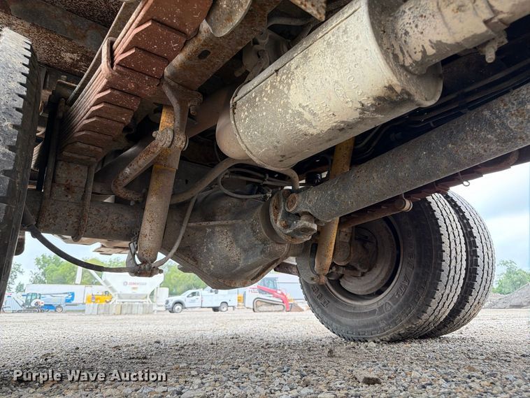 image for item FP3086 2008 Ford F350 Super Duty Crew Cab flatbed pickup truck