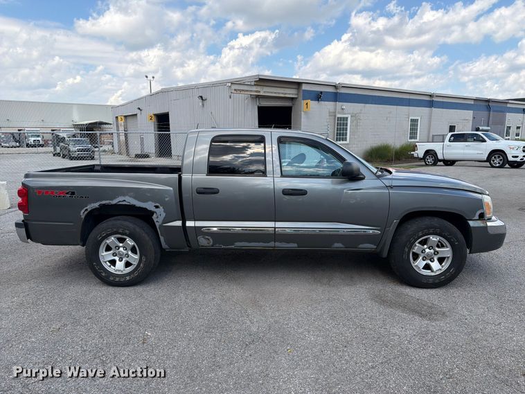 image for item FT3007 2006 Dodge Dakota Crew Cab pickup truck