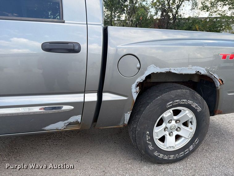 image for item FT3007 2006 Dodge Dakota Crew Cab pickup truck
