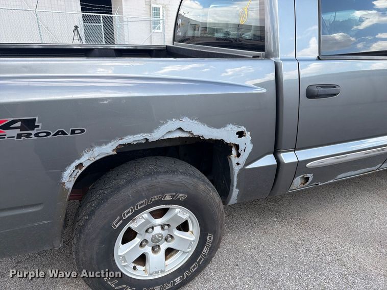 image for item FT3007 2006 Dodge Dakota Crew Cab pickup truck